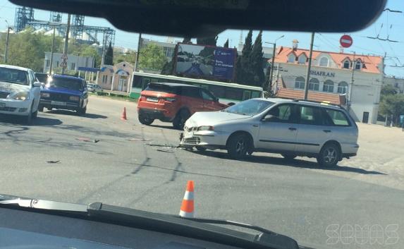 Авария у КИЦ: Таксист не пропустил водителя «Рендж Ровер Эвок»